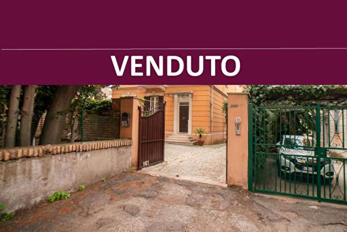 Casa con 6 locali in vendita in Via Agordat, Roma