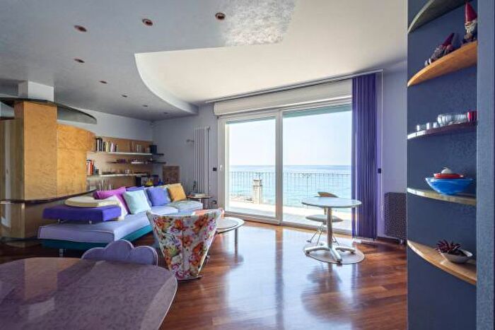 Appartamento con 6 locali in vendita in Via Cavalieri di Malta, Ospedaletti