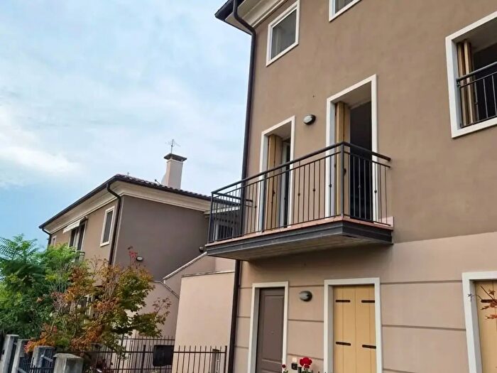Casa quadrilocale in vendita in Via Abensberg, Lonigo