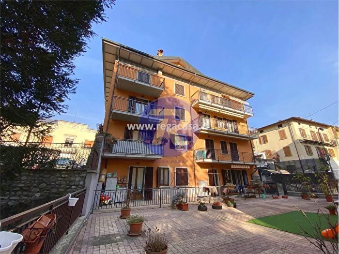Appartamento con 6 locali in vendita in Via Cavour Zogno Bg, Zogno