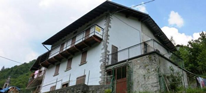 Casa con 6 locali in vendita in Via Santa Lucia, Costa Serina