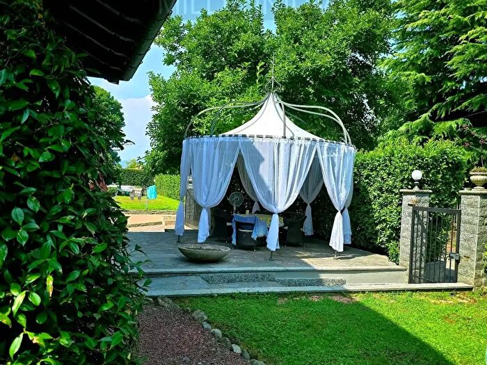 Casa con 7 locali in vendita in Arona