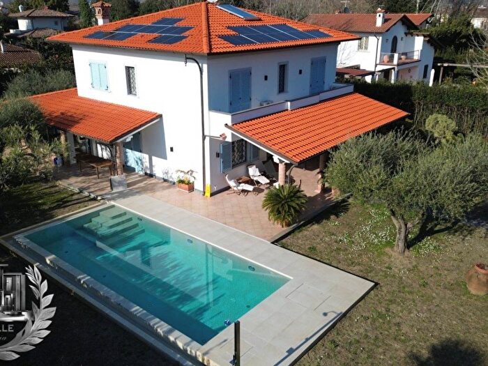 Casa con 6 locali in affitto in via Bellini, Pietrasanta