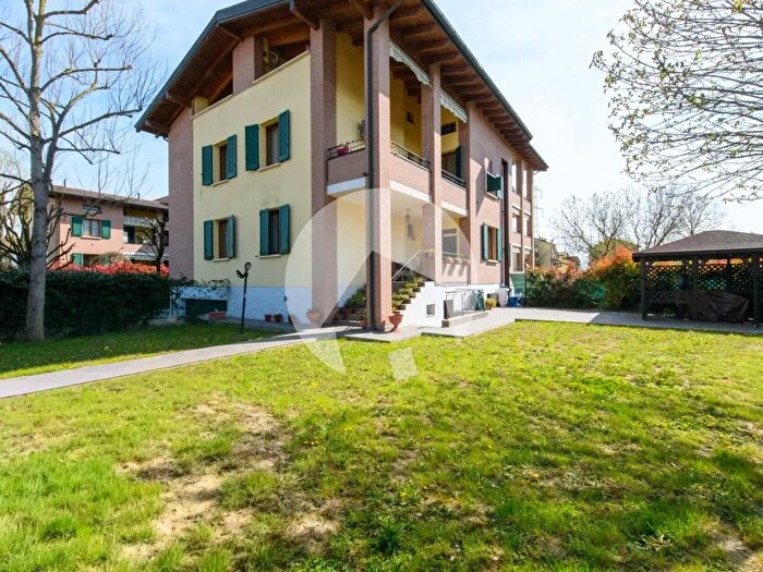 Appartamento con 7 locali in vendita in Via Andrea Verrocchio, Reggio Emilia