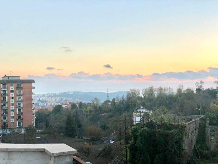 Appartamento trilocale in affitto in Via Raffaele Calvanico, Rione Alto, Napoli