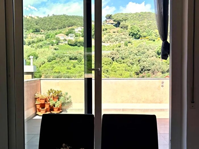 Appartamento trilocale in vendita in Via Mongrifone, Savona