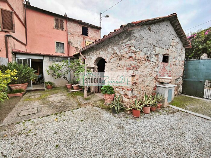 Casa con 5 locali in vendita in Pietrasanta