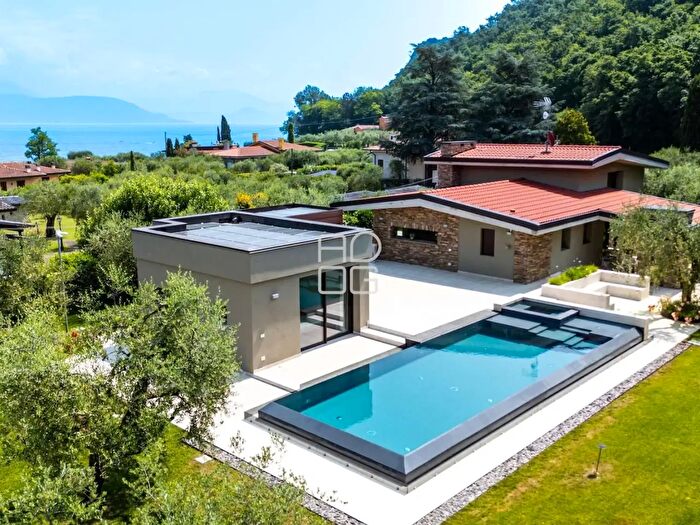 Casa con 11 locali in vendita in Via Duca dAosta, Manerba Del Garda