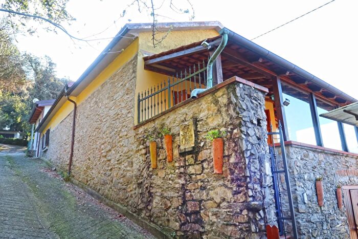 Casa con 7 locali in vendita in Podenzana