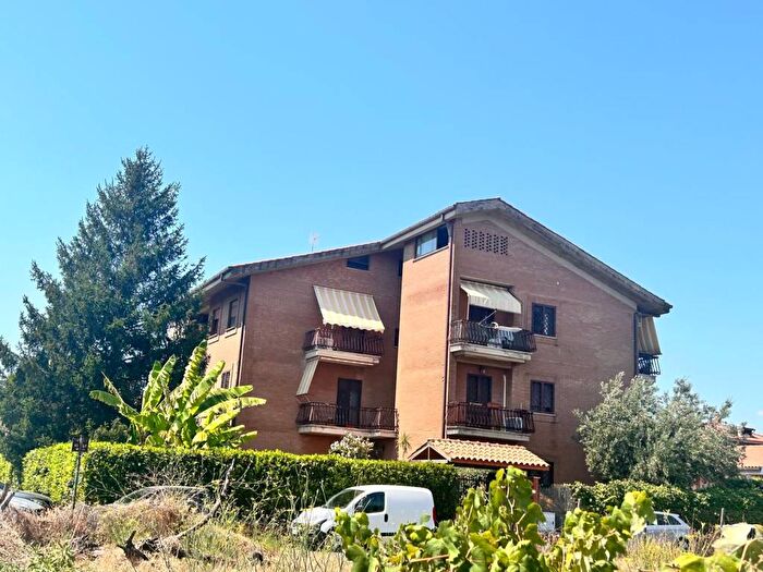 Appartamento trilocale in vendita in Via delle Vigne di Morena, Morena, Roma