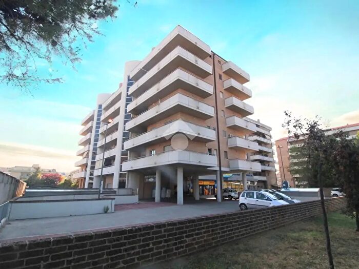 Appartamento con 5 locali in vendita in Via Socrate, Pescara