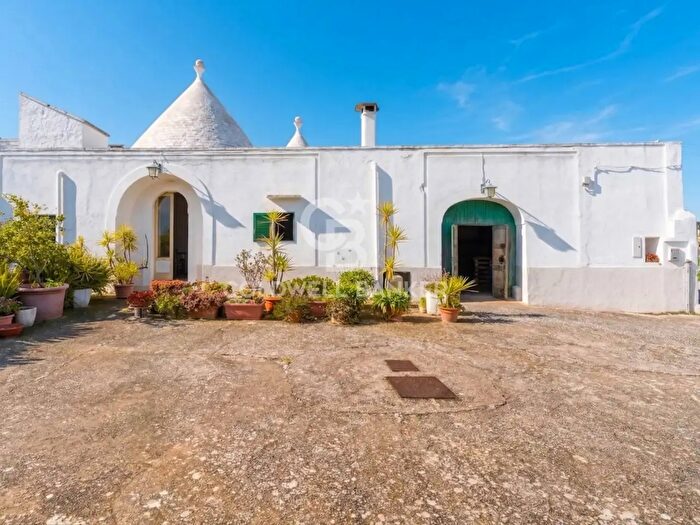 Casa con 6 locali in vendita in Contrada Chiobbica Snc, Cisternino