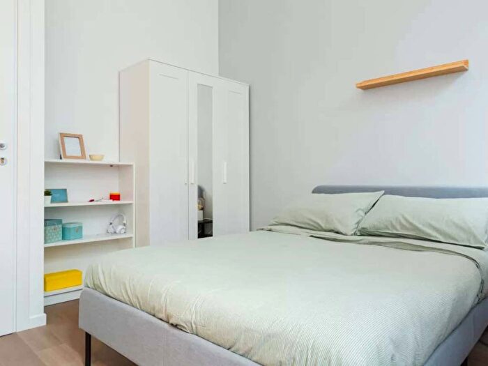 Appartamento trilocale in affitto in Via Vespri Siciliani, Giambellino, Milano