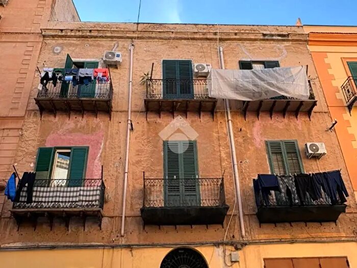 Appartamento trilocale in vendita in Via Pietro dAragona, Palermo