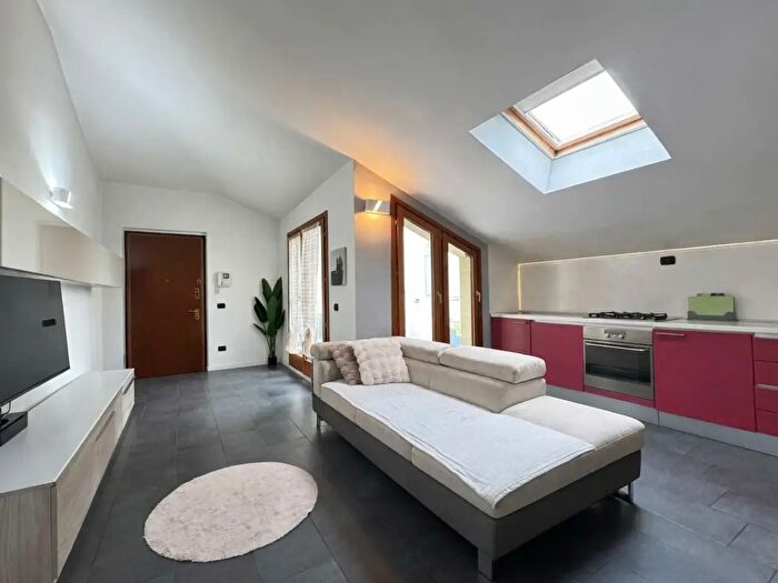 Appartamento trilocale in vendita in Via Libertà, Guanzate