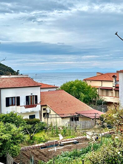 Appartamento trilocale in vendita in Marciana