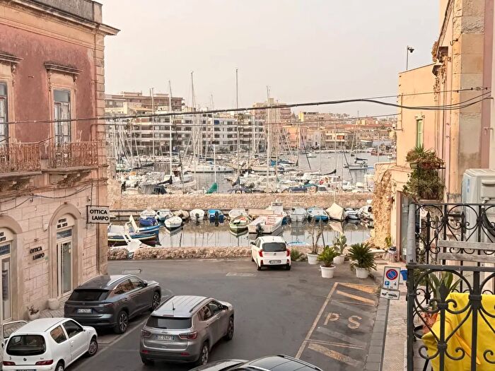 Appartamento trilocale in vendita in Via Eritrea, Siracusa