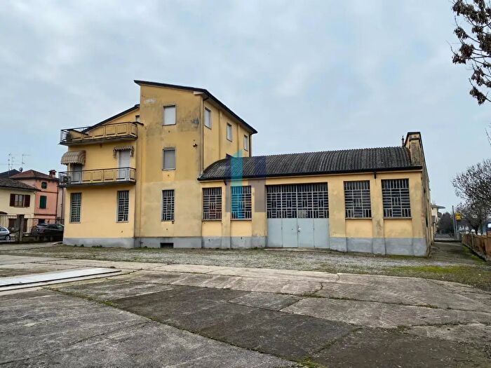 Casa con 7 locali in vendita in Viale Montenero, Orzinuovi