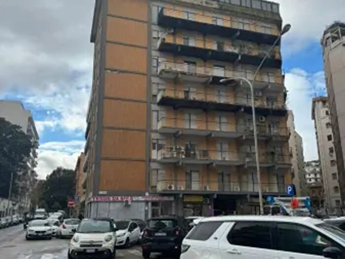 Appartamento con 5 locali in affitto in Via Edmondo De Amicis, Palermo