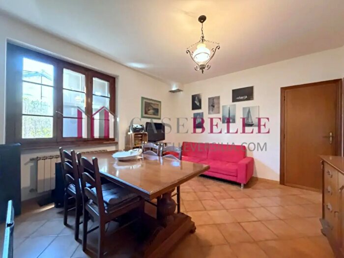 Casa con 8 locali in vendita in Camaiore