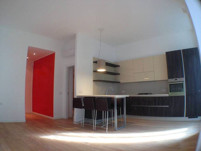 Appartamento trilocale in affitto in Via Giovanni Battista Morgagni, Morgagni, Milano