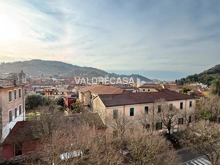 Appartamento quadrilocale in vendita in Viale Potrignano, Carrara