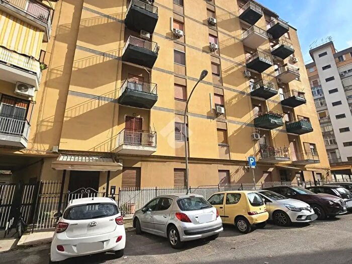 Appartamento quadrilocale in vendita in Largo Vincenzo Vitali, Palermo