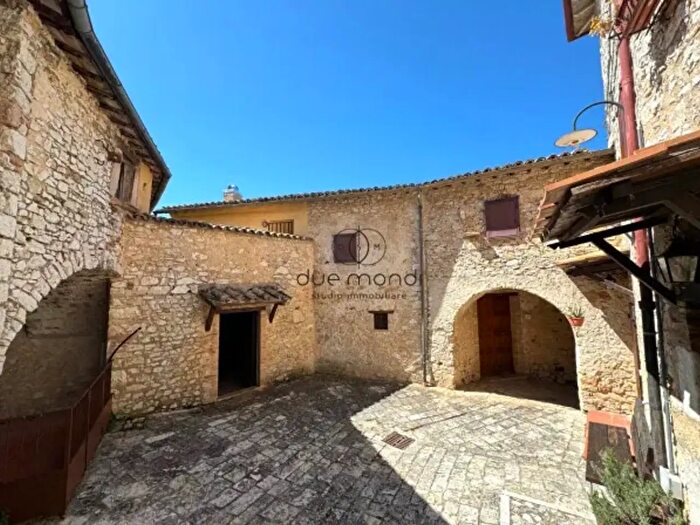 Casa con 6 locali in vendita in Agliano, Campello Sul Clitunno