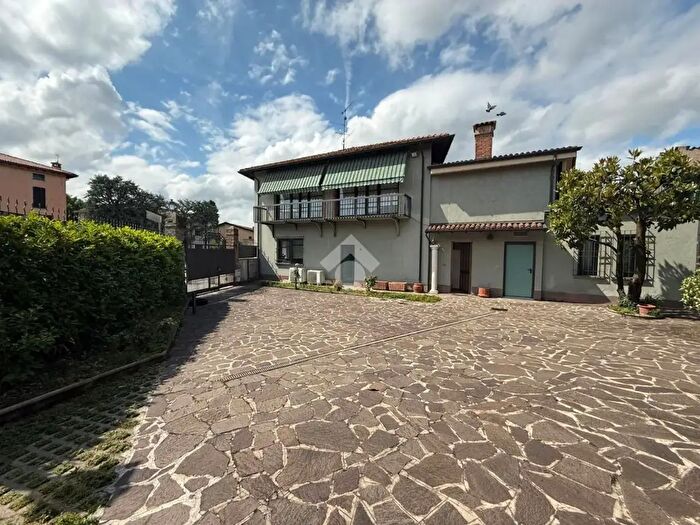 Casa con 8 locali in vendita in Piazza Vittorio Emanuele, Cazzago San Martino