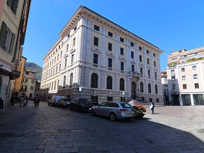 Appartamento trilocale in affitto in Via Francesco Muralto, Centro Storico, Como