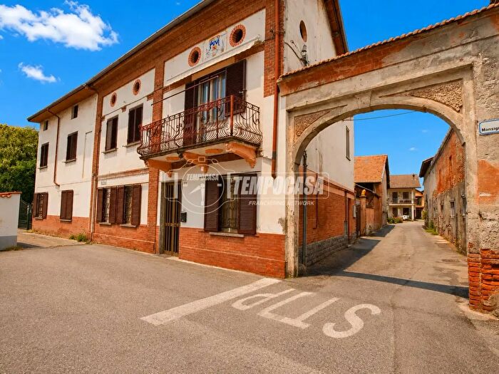 Casa con 6 locali in vendita in Landiona
