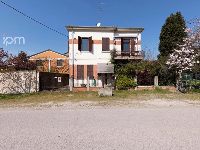 Casa con 12 locali in vendita in Sermide e Felonica