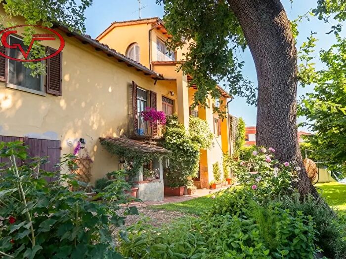 Casa con 6 locali in vendita in Piazza Cesare Battisti, Montevarchi