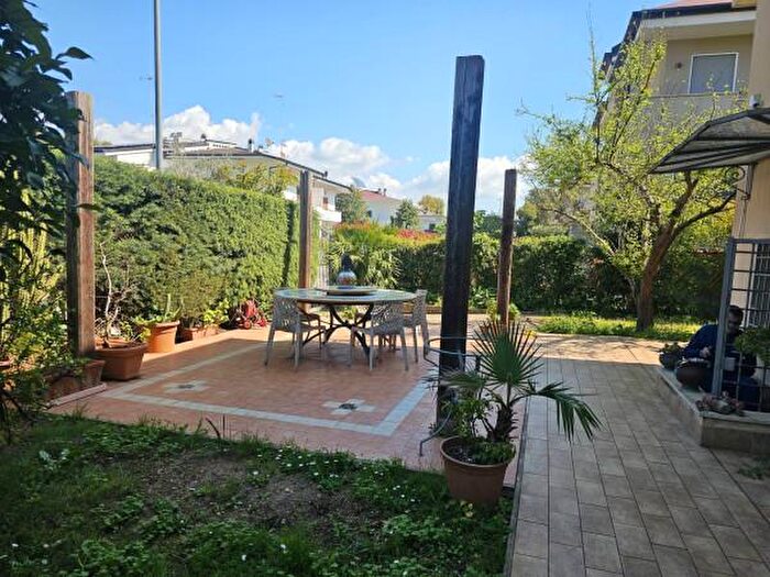 Casa con 6 locali in vendita in Via Pyre, Latina