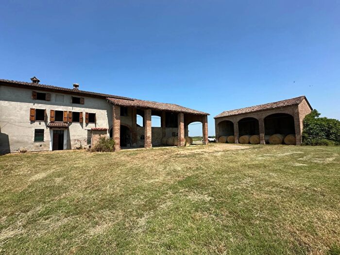 Casa con 10 locali in vendita in Piazza Patroti, Cortemaggiore