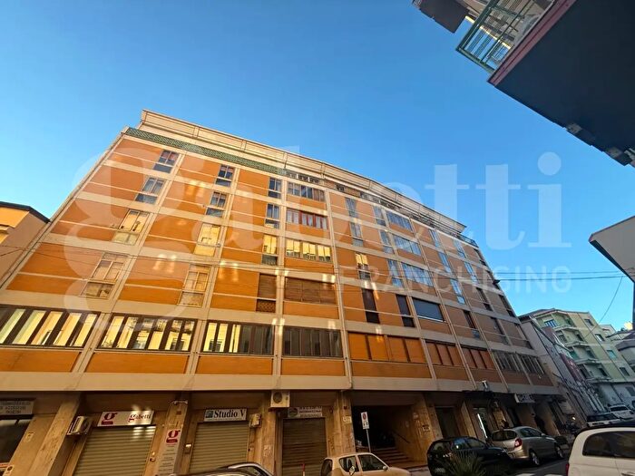 Appartamento con 8 locali in vendita in Via Francesco Acri, Catanzaro