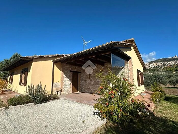 Casa con 6 locali in vendita in Via Francesca, Assisi