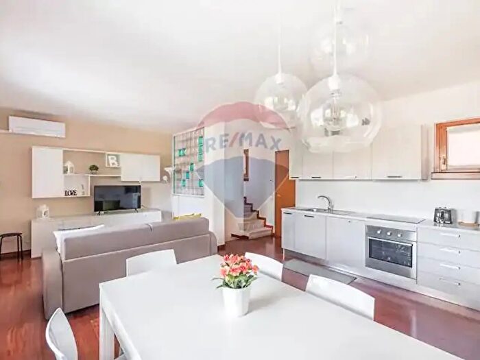 Appartamento trilocale in affitto in Affitto Vacanze Green Residence Via Giulio Cesare, Desenzano Del Garda