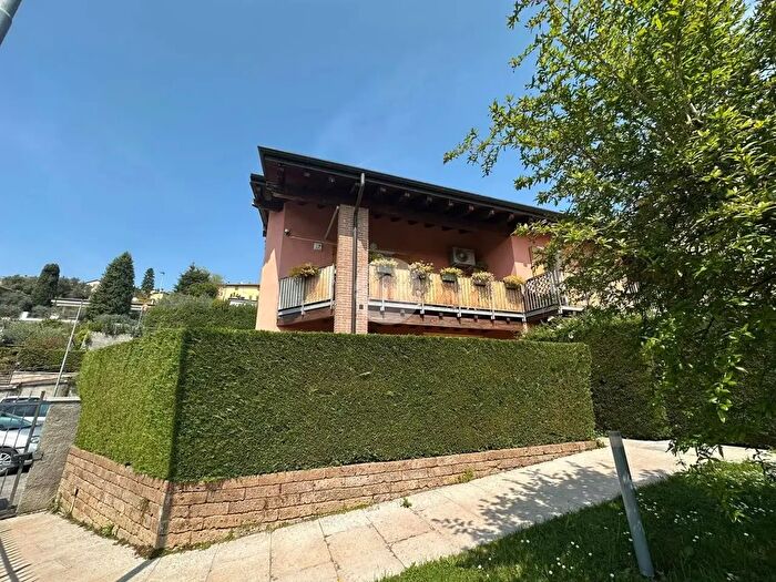 Appartamento trilocale in vendita in Via Pezze, Cavaion Veronese