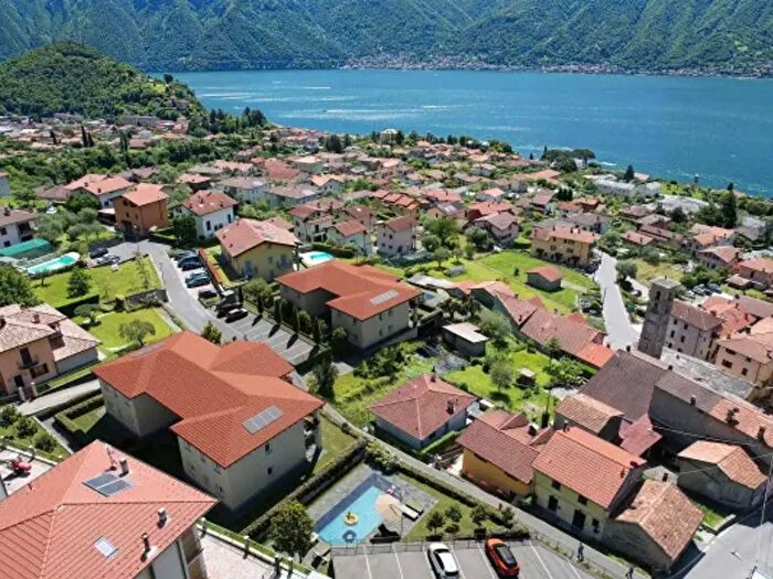 Appartamento trilocale in vendita in Via degli Ulivi, Tremezzina