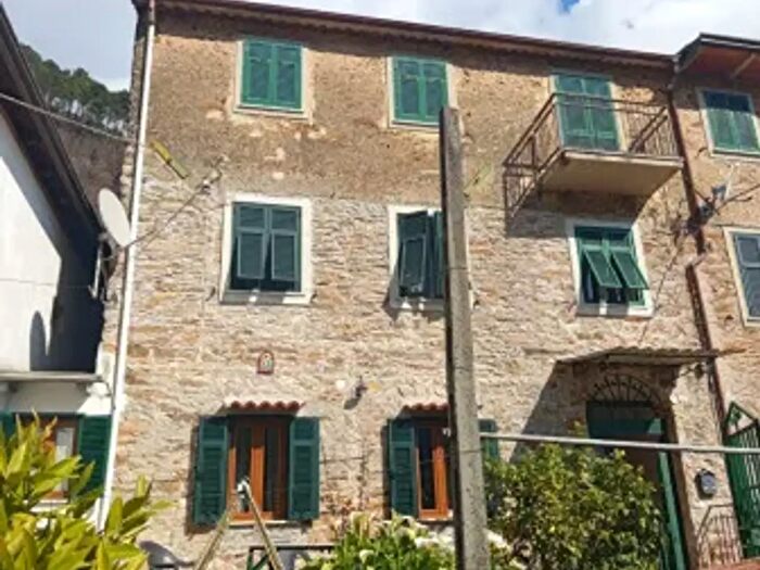 Casa trilocale in vendita in Massa