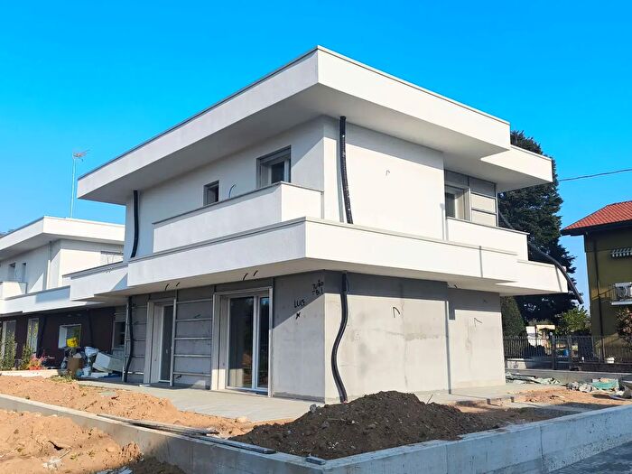 Casa quadrilocale in vendita in Via del Seprio, Lomazzo