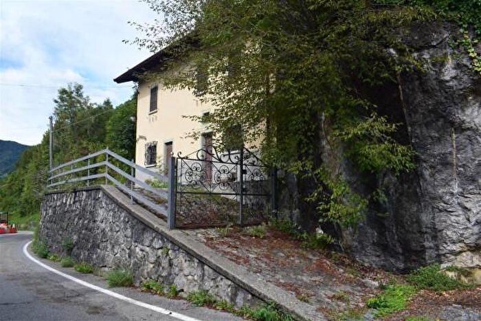 Casa trilocale in vendita in Via Partigiani, Serina