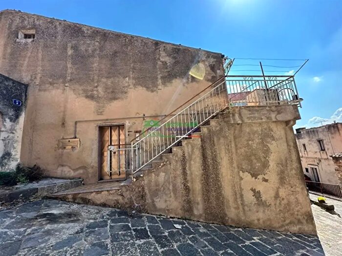Casa quadrilocale in vendita in Monterosso Almo
