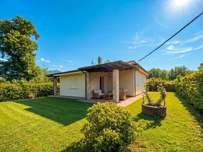 Casa quadrilocale in affitto in Massa