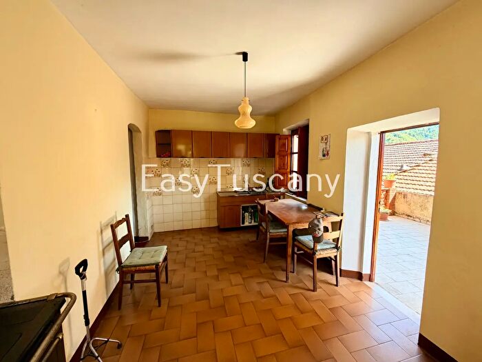 Appartamento con 8 locali in vendita in Via Corrado Pollera, Villa Basilica