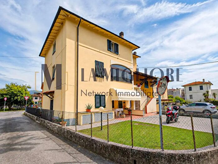 Appartamento quadrilocale in vendita in Via del Fossetto, Lucca
