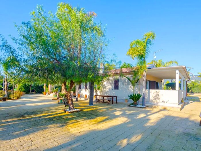 Casa con 10 locali in vendita in Contrada Gaudella, Castellaneta