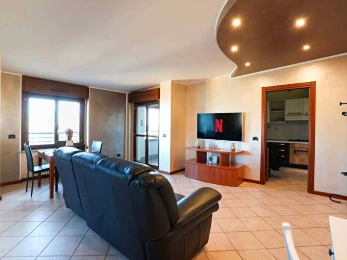 Appartamento trilocale in affitto in Via Filippo Palizzi, Quarto Oggiaro, Milano