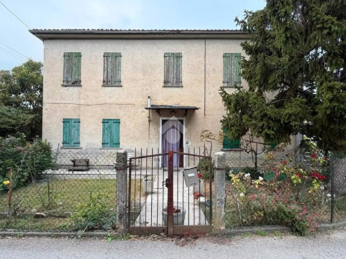 Casa con 6 locali in vendita in Vicolo Cima da Conegliano, Carbonera